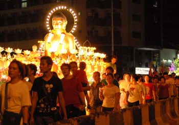 Processione a lume di candela per le strade di Chinatown