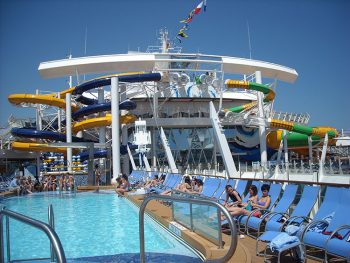 Harmony Royal-Caribbean-nuotare-e-prendere-il-sole-a-bordo-piscina