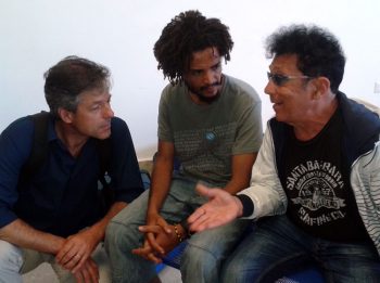 Lampedusa Edoardo-Bennato-con-un-migrante