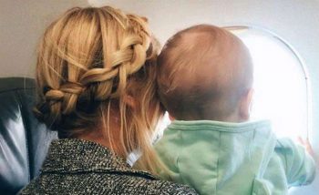 in aereo con bambini