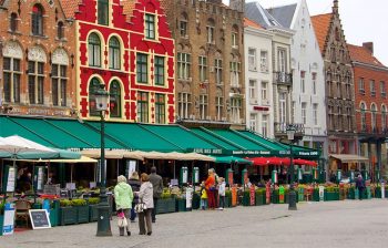 Bruges: vie d’acqua, artigianato, cioccolato e birra 3 Bruges bruges-piazza-del-mercato