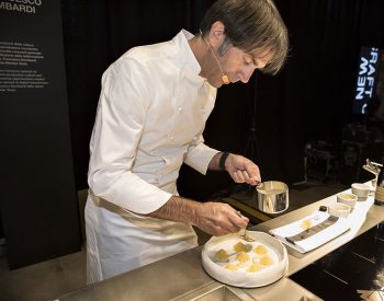 Pasta chef-stellato-davide-oldani-durante-la-preparazione-della-sua-ricetta-2