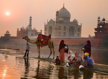 India agra-donne-al-fiume