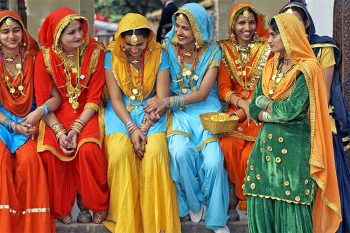Varanasi donne-indiane-col-sari