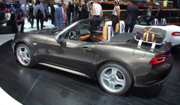 Salone fiat-124-spider-america-tre-quarti-posteriore-salone-parigi-2016