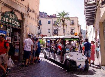 Cefalù navetta-in-tour-tra-le-via-del-centro-di-cafalu