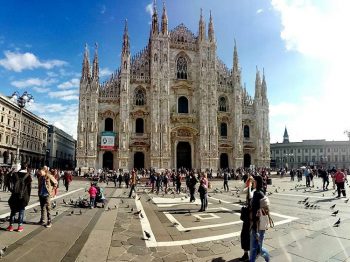 Turisti turismo-duomo-milano