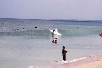 Bali bali-surf-davanti-alla-spiaggia-di-kuta