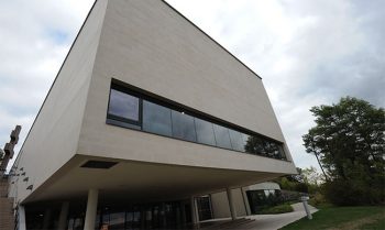 Champagne charles-de-gaulle-memorial