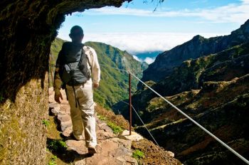Isola Madeira,-camminando-sull'orlo-degli-strapiombi