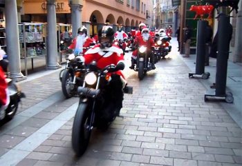 Basilea sfilata babbi natale in-Harley-Davidson