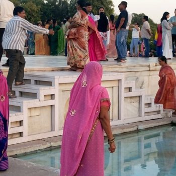 Cosa vedere ad Agra: donne in sari in visita al Taj mahal 