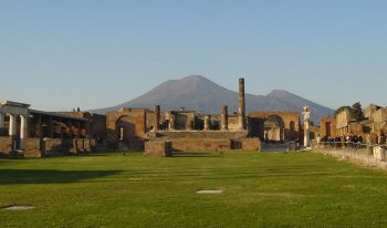 Archeologici Pompei-con-sfondo-Vesuvio