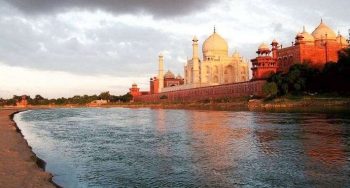 Cosa vedere ad Agra: il Forte rosso di Agra (nella foto il Taj Mahal dalla sponda del fiume Yumana)