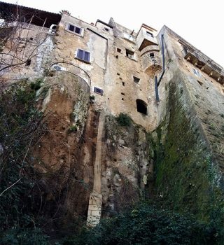 Borgo Costone-con-le-fessure-che-tagliano-la-parete-di-roccia