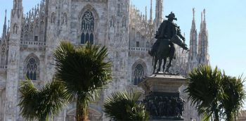Turisti Milano-con-le-palme-sul-sagrato