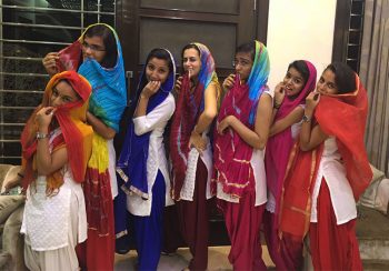 Delhi Ragazze-col-sari-titpico-abbigliamento-indiano