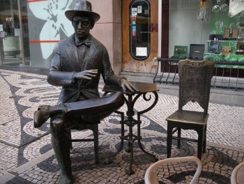 città europee Statua-di-Pessoa-foto-di-Shadowgate-Lisbona