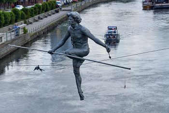 Bydgoszcz scultura dell'uomo che attraversa il fiume