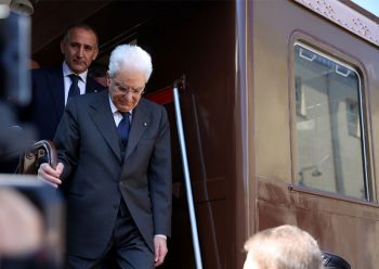 Treni Presidente-Mattarella-scende-dal-treno