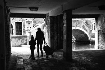 Scatti veneziani in campo del Ghetto Vecchio 3 Scatti veneziani Il monopattino