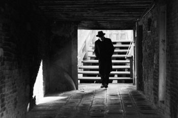 Scatti veneziani in campo del Ghetto Vecchio 1 Scatti veneziani Luomo-col-cappello-nero