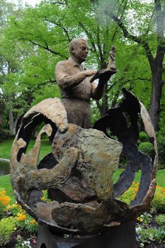 Tolosa La statua di Antoine de Saint-Exupery in un parco della città