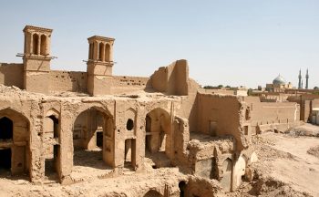 Isfahan Case-con-muri-a-secco verso i monti Zagros