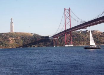 Lisbona Ponte-25-aprile-fiume-Tago-Cristo