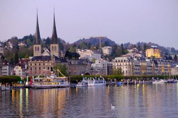 Lucerna. Il-lungolago-con-la-cattedrale-e-gli-hotel-di-lusso