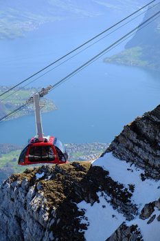 Lucerna.-Vista-dell'arrivo-della-funivia-dalla-cima-del-Monte-Pilatus