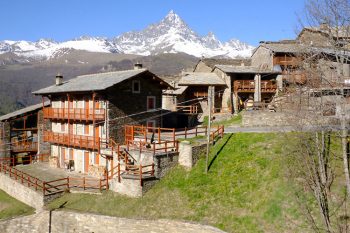 Ostana Frazione-San-Bernardo-sullo-sfondo-il-Monviso