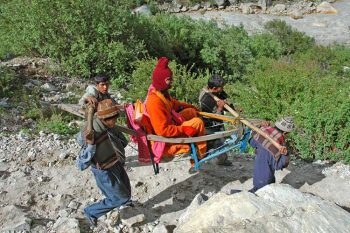 Gange Sadhu in portantina verso le sorgenti