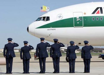 Alitalia saluto in aeroporto