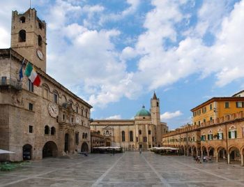 Emozioni al centro Ascoli-Piceno-Piazza-del-Popolo