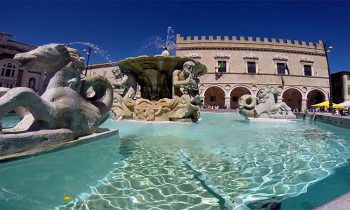 Pesaro Urbino Pesaro piazza con la fontana