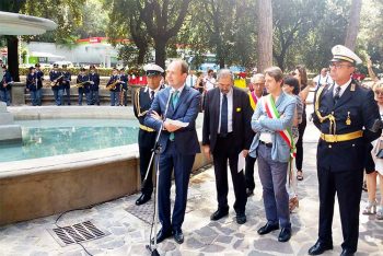 Fontana delle Api Autorità-e-vice-sindaco-all'inaugurazione-foto-G.-Nitti