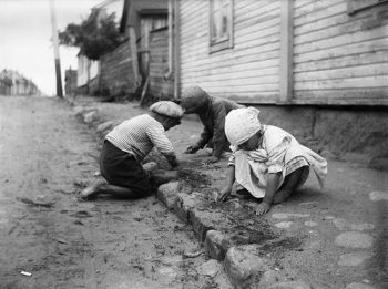 Finlandia Bambini-lavorano-a-sistemare-una-strada,-Raahe-1923