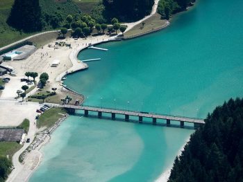 Misurina Il ponte di Transacqua e la spiaggia Bucintoro sul lago di S. Caterina