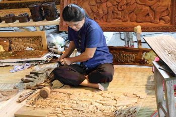 Thailandia-artista-mentre-intarsia-il-legno