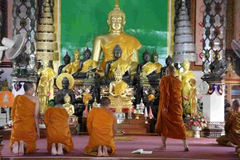 Thailandia-monaci-buddisti-in preghiera