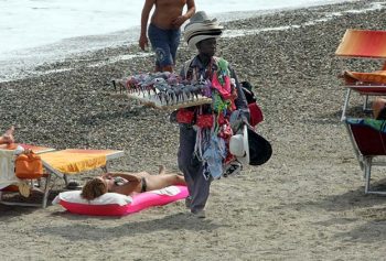 Povero Turismo vu-cumpra-in-spiaggia