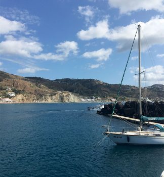 Isola di Ischia vista dal mare in-barca