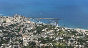 Isola di Ischia veduta col porto