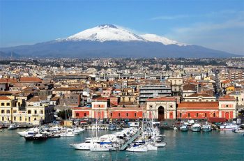 Navigare a vela Catania-con-vista-Etna-innevato