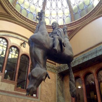 Praga Galleria-Kino Statua-equestre Lucerna-opera-di-David-Cerny