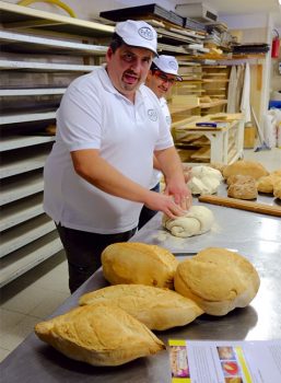 Cevrin di Coazze Val-Sangone-il-panettiere-Dario-Calcagno-di-Giaveno-prepara-il-pane-a-denominazione-comunale