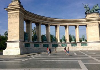 Budapest Piazza-degli-Eroi-parte-dell'emiciclo