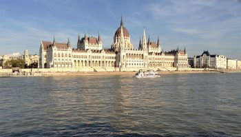 Budapest il-Parlamento visto-dal-Danubio