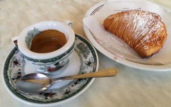 Alla scoperta dei migliori caffè di Napoli, tra rito e tradizione 3 Caffè e sfogliatella